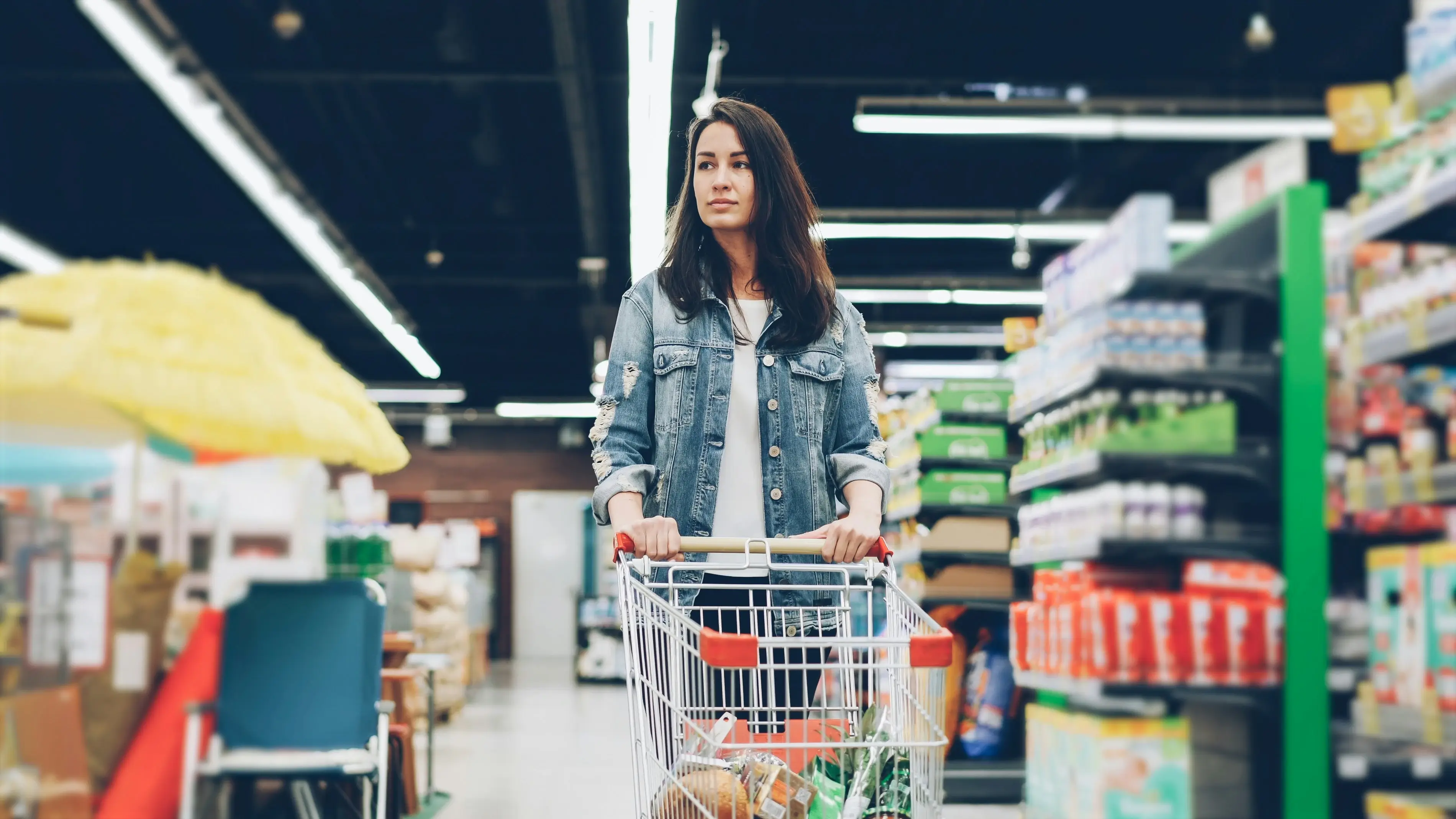 Клиент изучает состав продукта в магазине